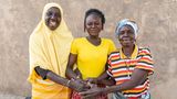 Die 18-jährige Nassiratou mit ihrer Mutter Aminata (60) und Großmutter Marie (76) in Burkina Faso