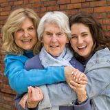 Die 86-jährige Karin (Mitte) mit Tochter Conny (64) und Enkelin Pia (30)