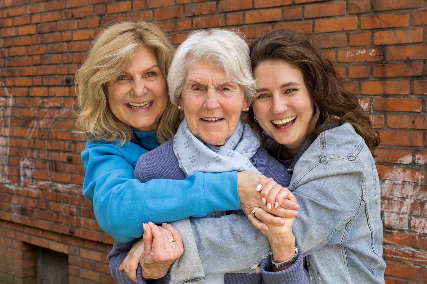 Deutschland Die 86-jährige Karin (Mitte) mit Tochter Conny (64) und Enkelin Pia (30)