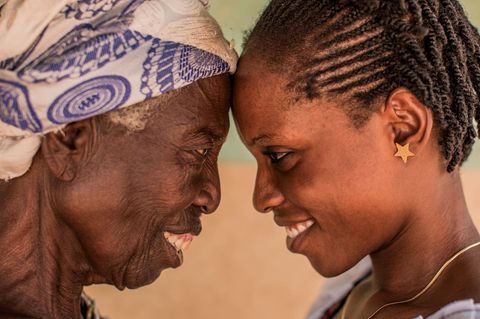 Tochter Assana (24) und Großmutter Akoyiki (80) in ihrem Dorf im westafrikanischen Togo