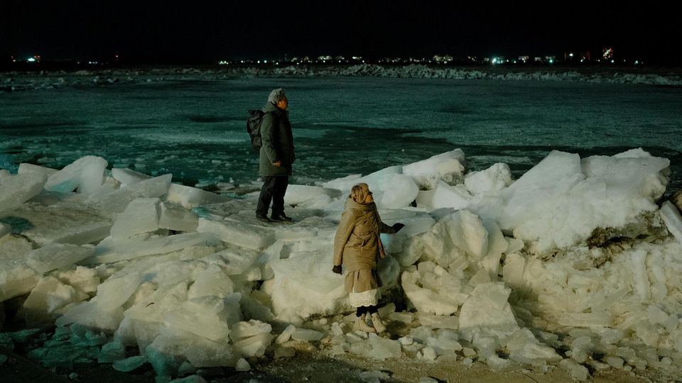 Zwei Menschen auf dicken Eisschollen auf dem Fluss Tom