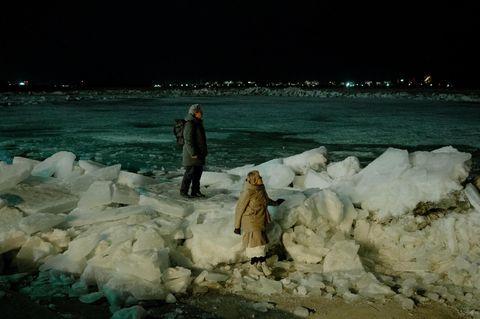 Zwei Menschen auf dicken Eisschollen auf dem Fluss Tom