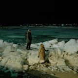 Zwei Menschen auf dicken Eisschollen auf dem Fluss Tom