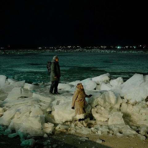 Zwei Menschen auf dicken Eisschollen auf dem Fluss Tom