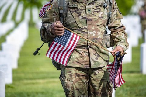 US-Soldat geht am Memorial Day über einen Soldatenfriedhof