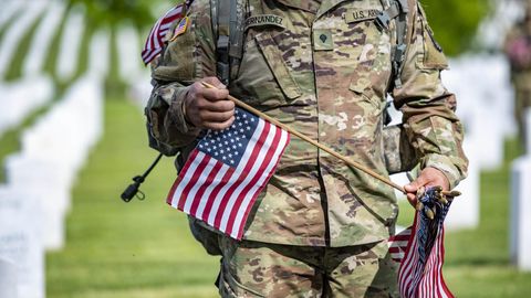 US-Soldat geht am Memorial Day über einen Soldatenfriedhof