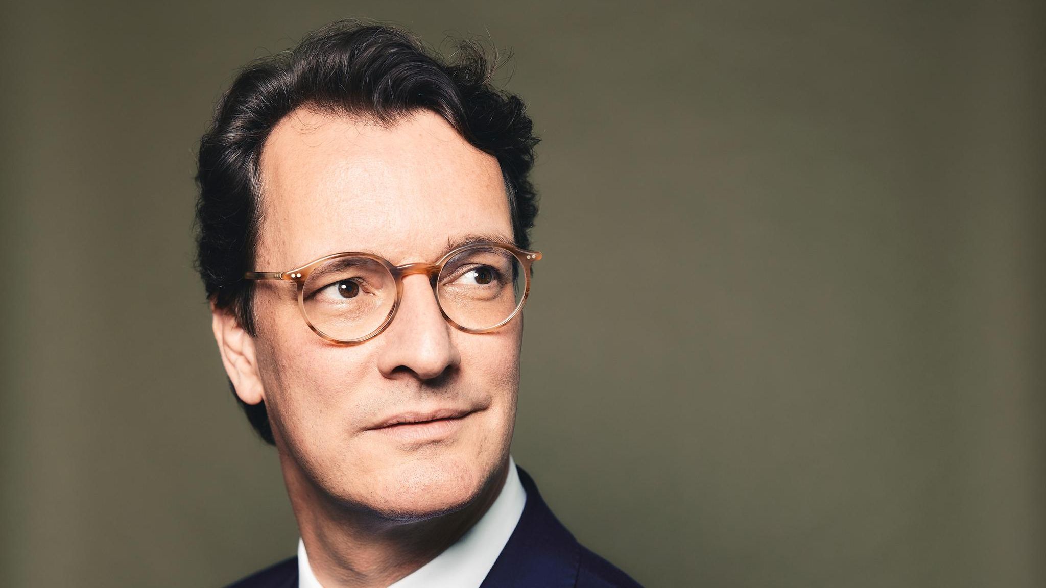 Portrait von Hendrik Wüst (CDU), Ministerpräsident des Landes Nordrhein-Westfalen, Portrait von Hendrik Wüst (CDU), Ministerpräsident des Landes Nordrhein-Westfalen,
