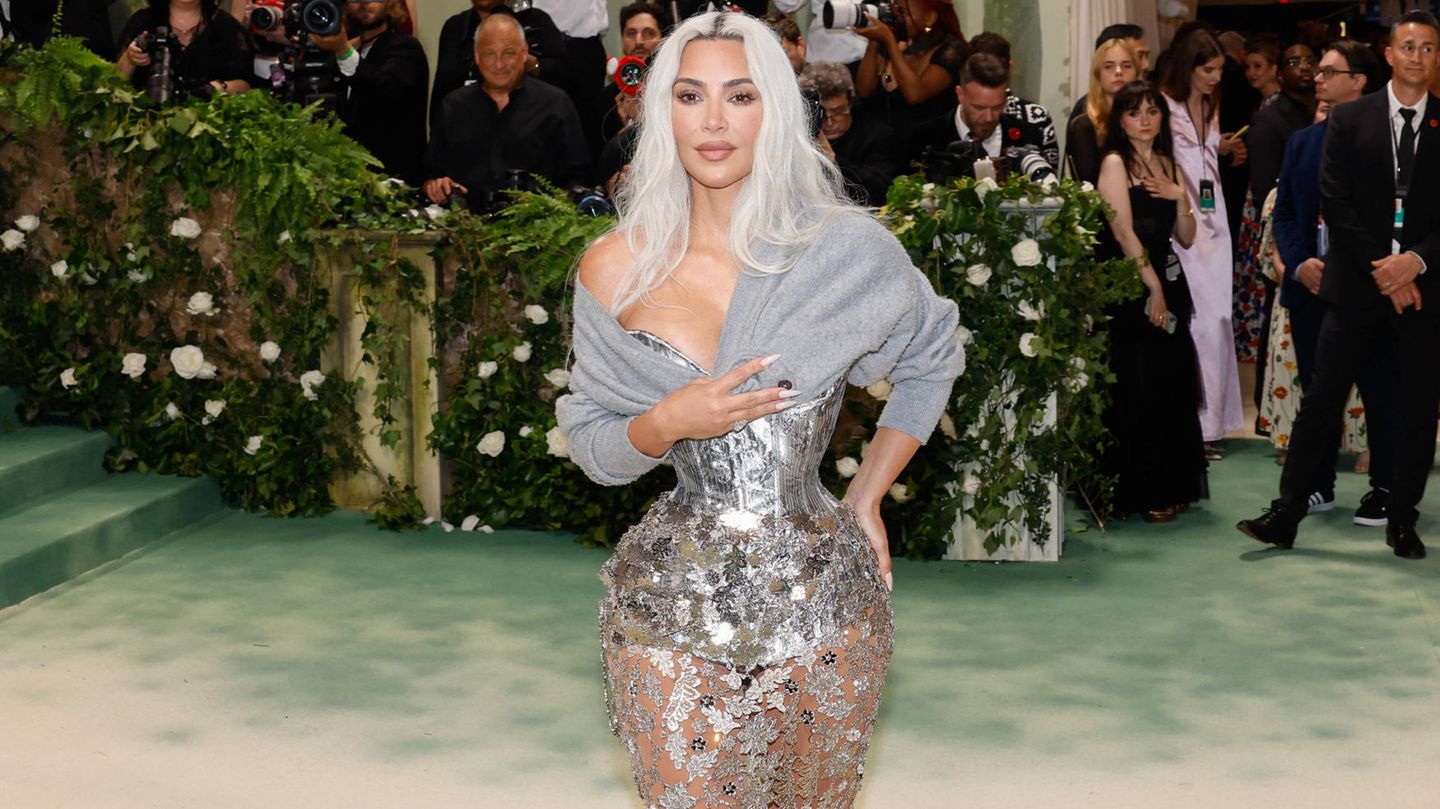 Kim Kardashian at the Met Gala: wasp waist and a strange cardigan