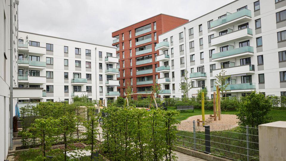 Mieten: Blick in den Innenhof einer neuen Wohnanlage in Hamburg mit Grünfläche und Kinderspielplatz am Stadtpark