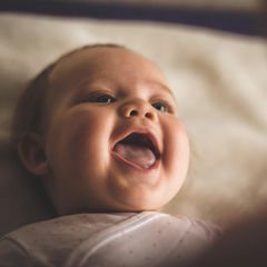 Nahaufnahme eines lachenden neugeboreren Babys