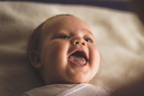 Nahaufnahme eines lachenden neugeboreren Babys