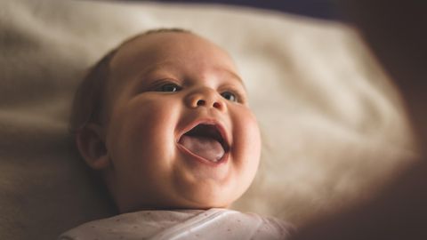 Nahaufnahme eines lachenden neugeboreren Babys