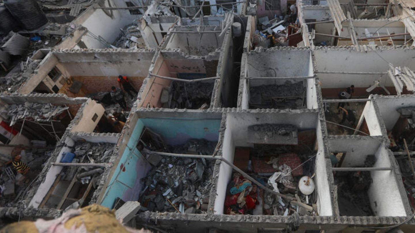 Dem Erdboden gleich gemacht. Blick auf einen zerstörten Wohnblock nach den ersten Luftangriffen auf Rafah.