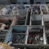 Dem Erdboden gleich gemacht. Blick auf einen zerstörten Wohnblock nach den ersten Luftangriffen auf Rafah.