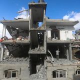 Ein Zuhause in Schutt und Asche. Auch dieses Gebäude ist im Zuge der Angriffe unbewohnbar geworden.