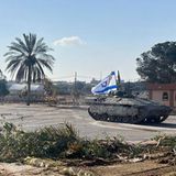 Die israelische Flagge weht von einem Panzer am Grenzübergang Rafah. Der Einmarsch hat begonnen.