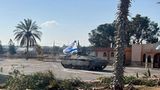 Die israelische Flagge weht von einem Panzer am Grenzübergang Rafah. Der Einmarsch hat begonnen.