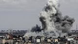 Rauch steigt auf nach Beginn des israelischen Luftangriffs in der Nähe der Trennmauer zwischen Ägypten und Rafah