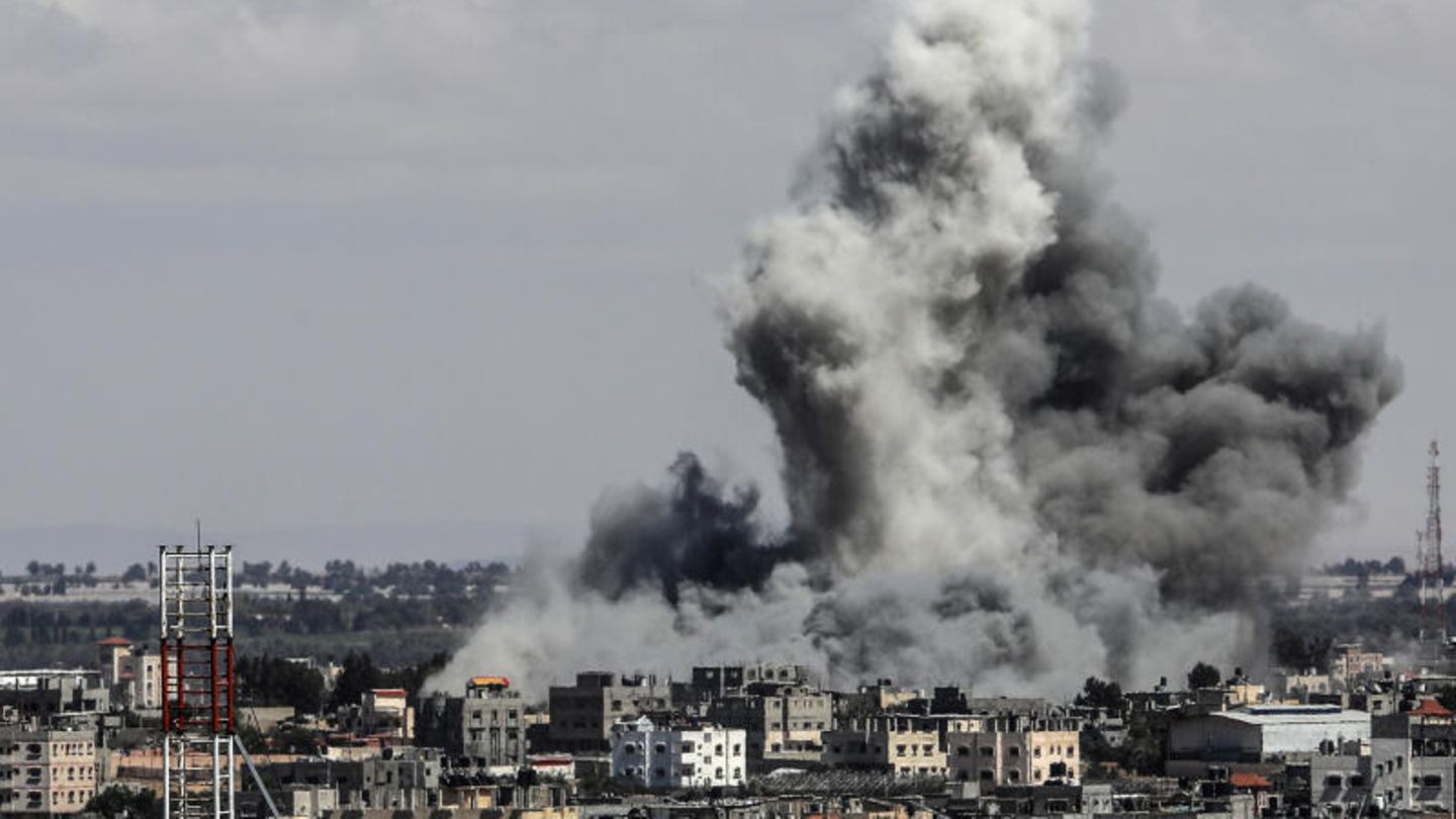Rauch steigt auf nach Beginn des israelischen Luftangriffs in der Nähe der Trennmauer zwischen Ägypten und Rafah