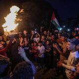 Zwischen Flucht und Hoffnung: Viele Palästinenser feiern, als bekannt wird, dass die Hamas grünes Licht für eine Waffenruhe gegeben hat