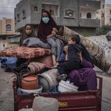 Matratzen, Teppiche, Lebensmittel: Nur mit dem Allernötigsten begeben sich die Menschen im östlichen Teil Rafahs auf die Flucht.
