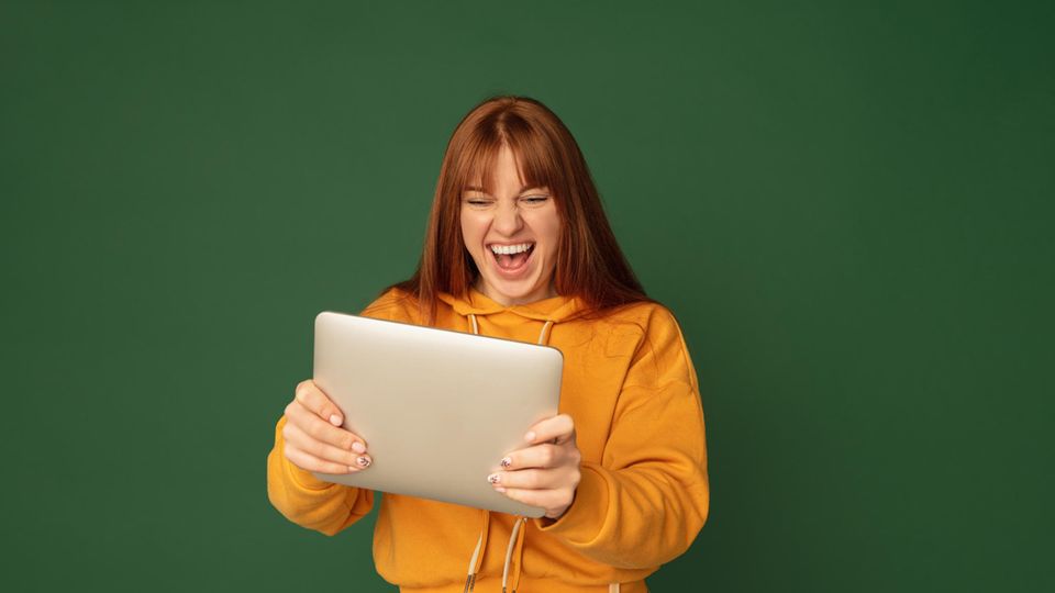Eine Frau spielt an ihrem Gaming-Tablet
