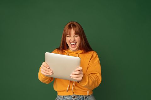 Eine Frau spielt an ihrem Gaming-Tablet