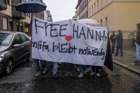 Nach der Festnahme der mutmaßlichen Linksextremismus gingen in Nürnberg Unterstützer auf
