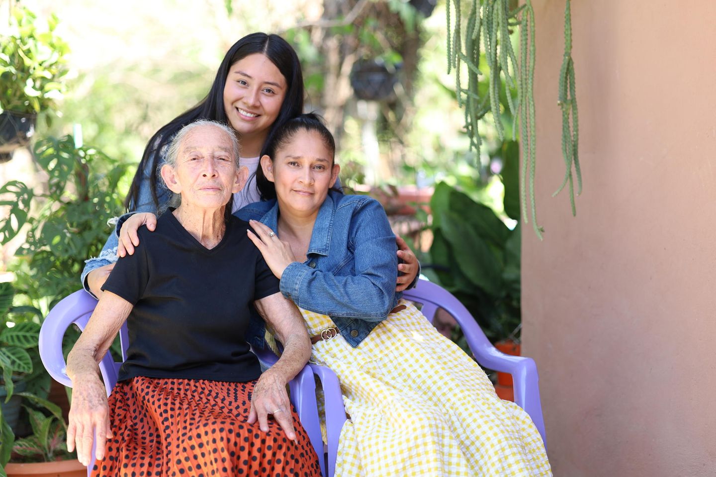 Die 80-jährige Paz mit ihrer Tochter Ana und 18-jährigen Enkelin Hazel in Chalatenango, im Norden El Salvadors