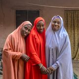 Rahamatu (19 Jahre) mit ihrer Mutter Sakina und ihrer Großmutter Rahamatu (58) im nigerianischen Bauchi