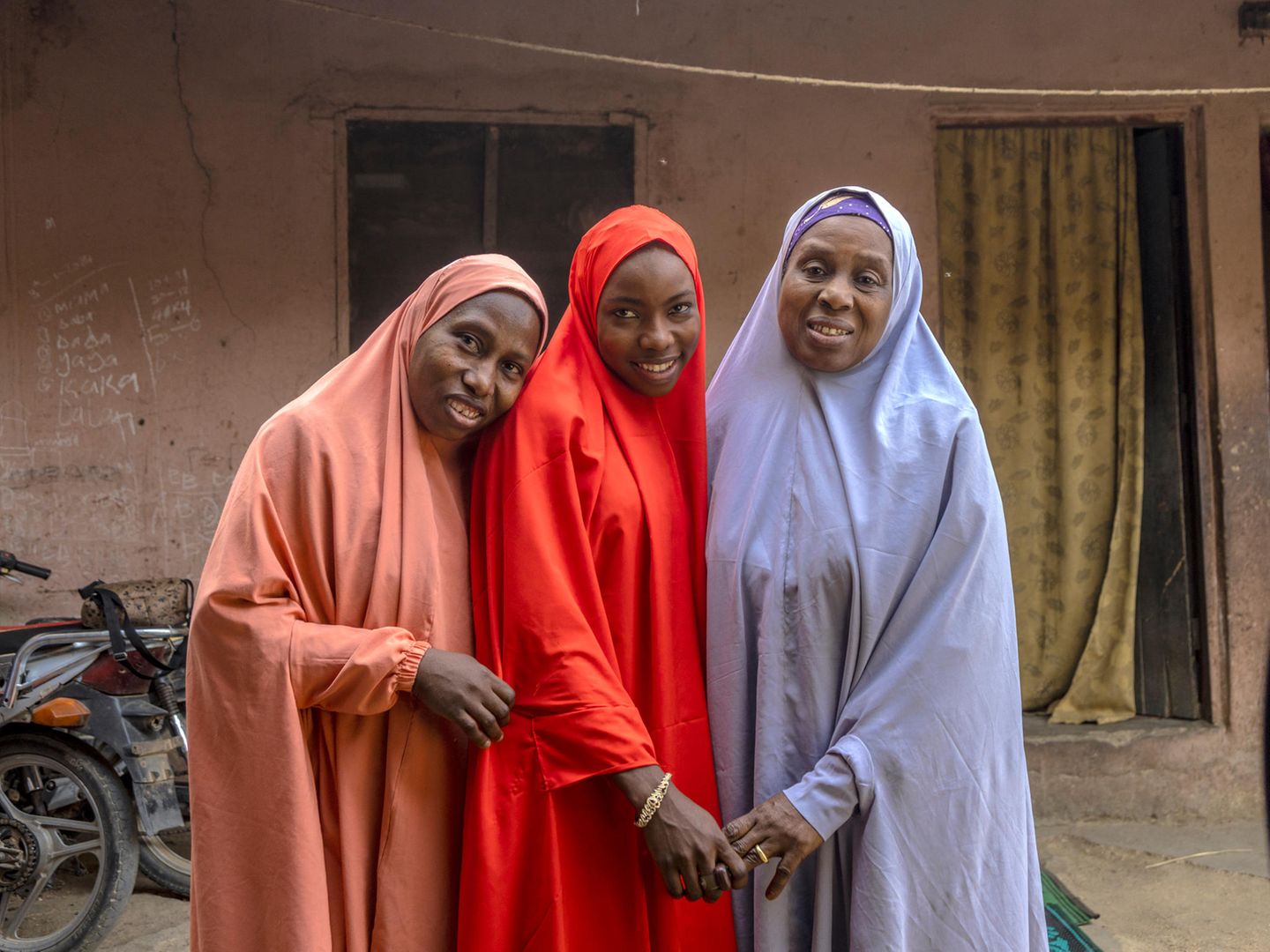 Rahamatu (19 Jahre) mit ihrer Mutter Sakina und ihrer Großmutter Rahamatu (58) im nigerianischen Bauchi