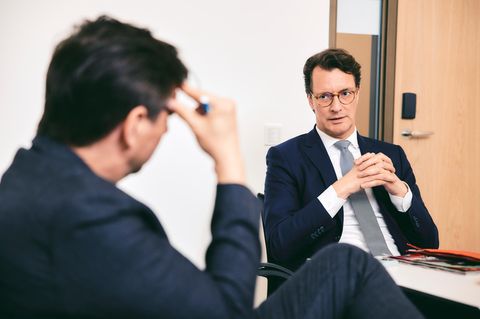 Migration: Hendrik Wüst spricht sich für Asylverfahren in Drittstaaten aus (Video)