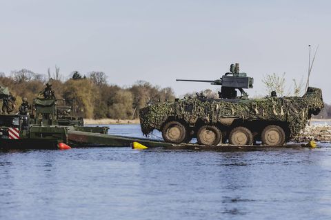 Ein Panzer Pandur II befaehrt die Schwimmschnellbruecke Amphibie M3 der Bundeswehr.