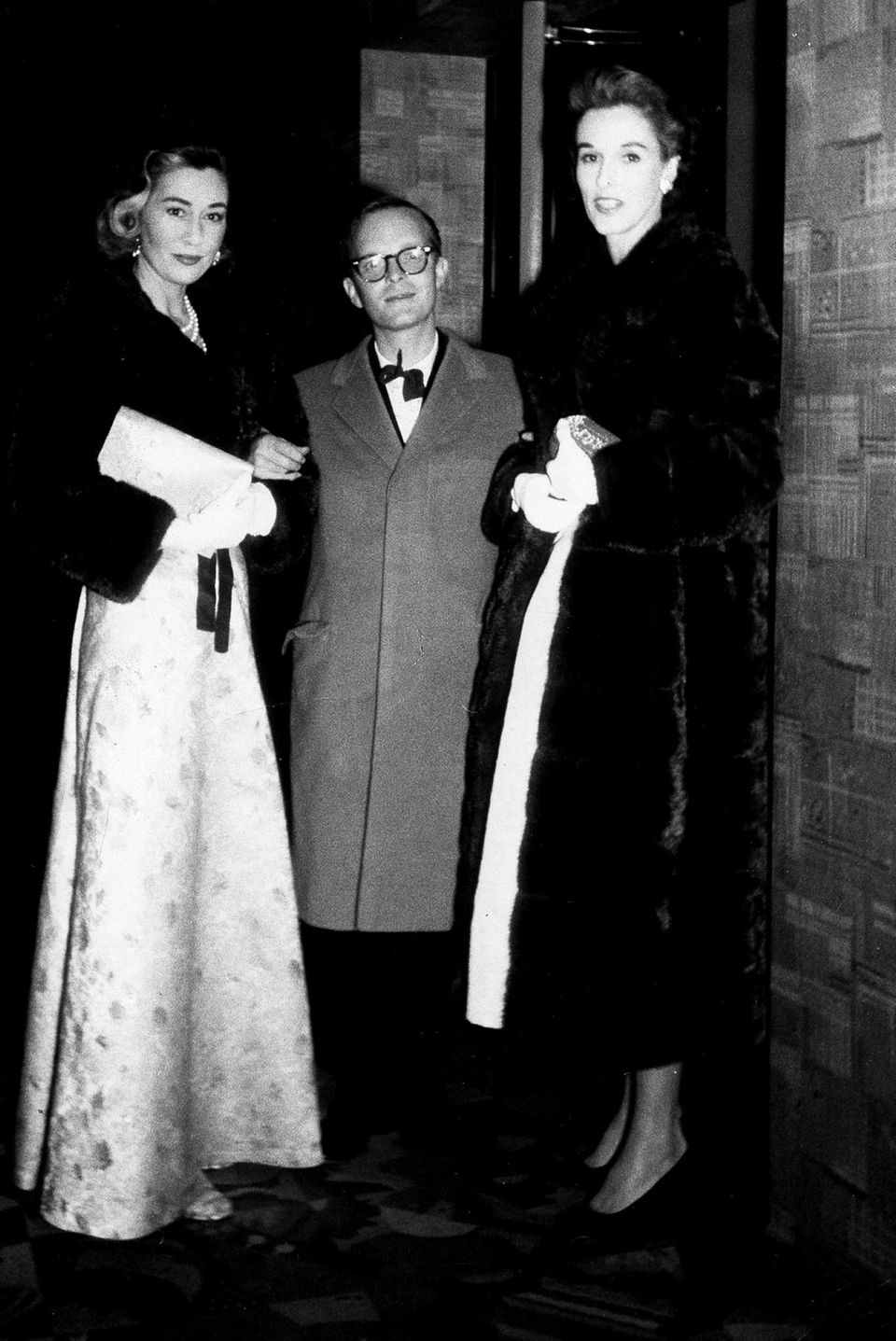 Truman Capote 1957 zwischen Jeanne Murray Vanderbilt (l.) und Barbara Paley Truman Capote 1957 zwischen Jeanne Murray Vanderbilt (l.) und Barbara Paley