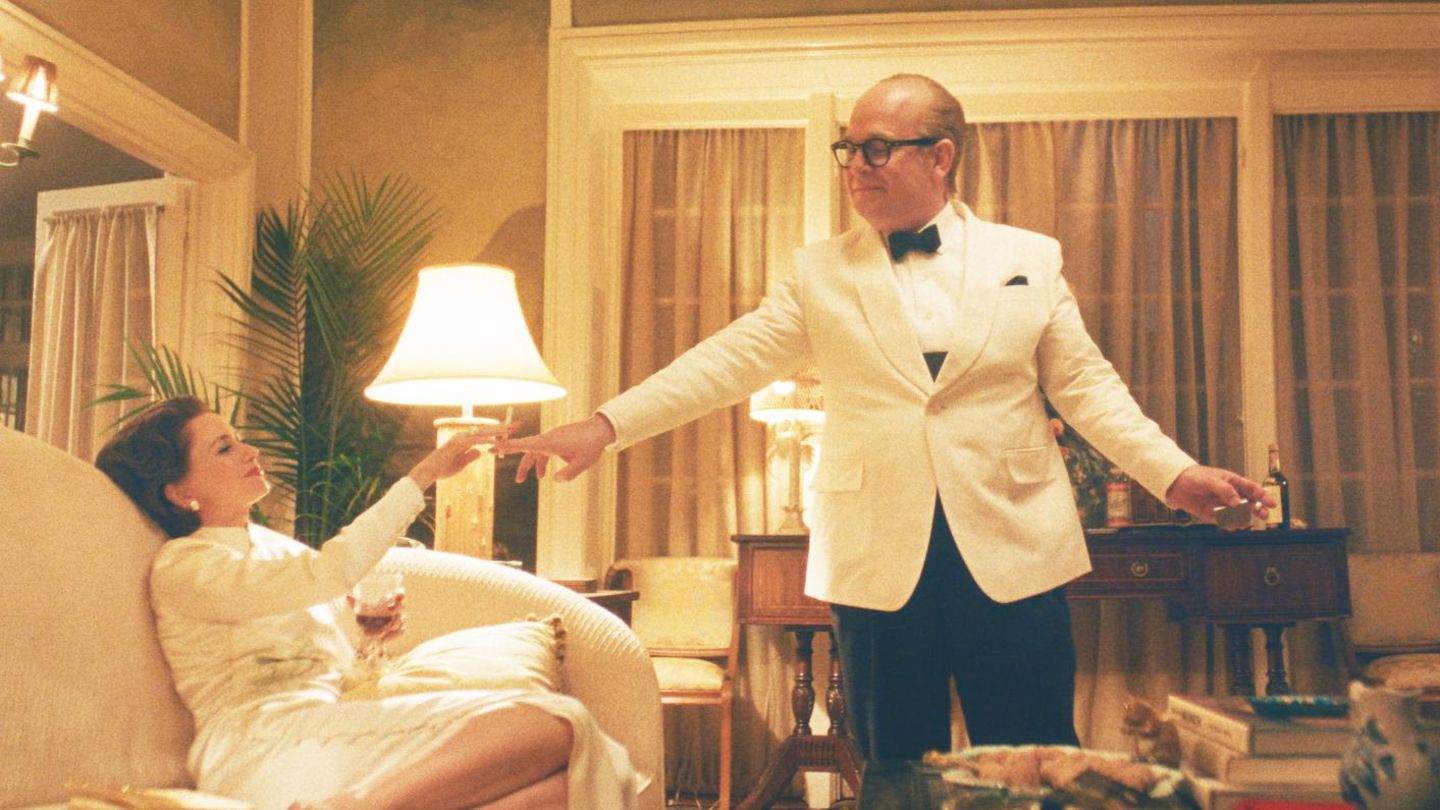 Naomi Watts als Barbara Paley (l.) und Tom Hollander als Truman Capote