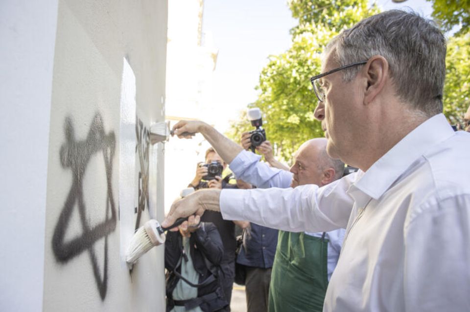 Isarels Botschafter David Roet (l.) und Nationalratspräsident Wolfgang Sobotka (ÖVP) übermalen am Holocaust-Gedenktag in Wien antisemitische Schmierereien