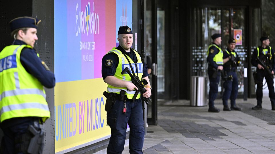Polizisten patrouillieren vor der Eröffnungsfeier des 68. Eurovision Song Contest (ESC)