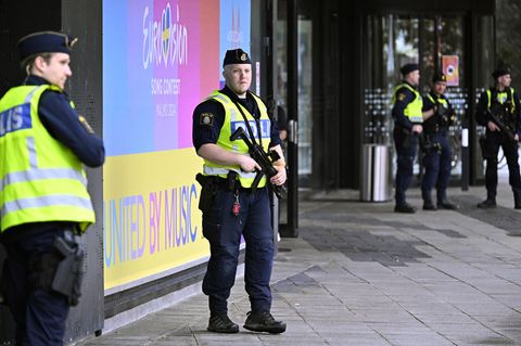 Polizisten patrouillieren vor der Eröffnungsfeier des 68. Eurovision Song Contest (ESC)