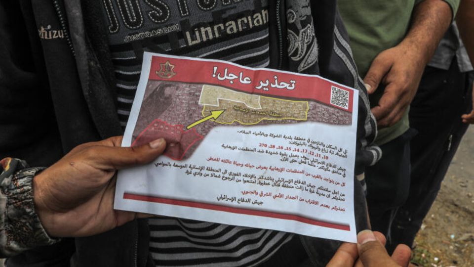 Angriff mit Ansage: Alles beginnt mit Flugblättern, die die israelische Armee über der Grenzstadt Rafah abwirft. Darin heißt es, dass alle Bewohner Ost-Rafahs sofort evakuiert werden müssen.
