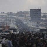 Kurz darauf verlässt ein Menschenstrom die Stadt. Ihr Ziel: das einige Kilometer nördlich gelegene Al-Mawasi-Lager.