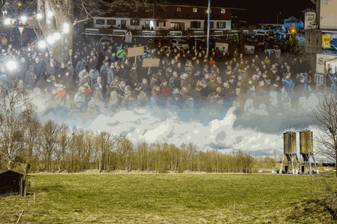 Bildkombination zeigt ein Feld in Warngau und eine Bürgerversammlung