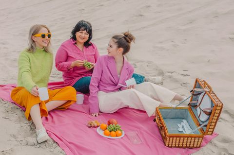 Generation Mitte, Symbolbild: Drei Frauen in unterschiedlichem Alter sitzen am Strand