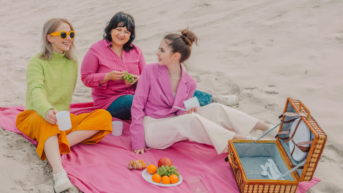 Generation Mitte, Symbolbild: Drei Frauen in unterschiedlichem Alter sitzen am Strand