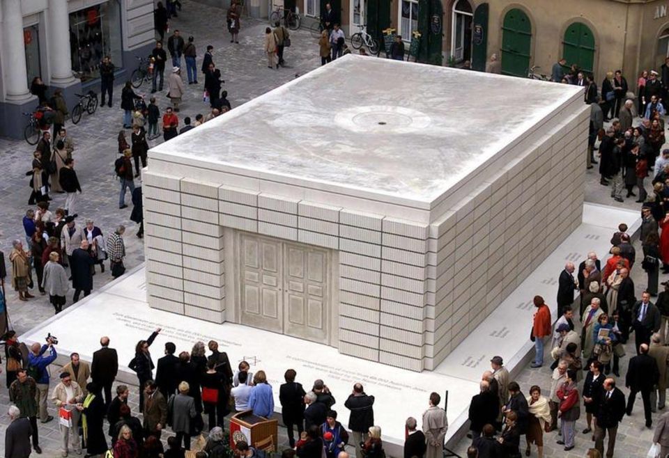 Israelkritiker Omri Boehm: Seit dem Jahr 2000 steht das Schoah-Mahnmal der britischen Künstlerin Rachel Whiteread auf dem Judenplatz, dem Zentrum jüdischen Lebens des mittelalterlichen Wiens. Hier befand sich die alte Synagoge, die 1204 zum ersten Mal erwähnt wurde. 1420 gab es dort einen der blutigsten Pogrome der österreichischen Geschichte, die letzten freien Juden begingen in ihrer belagerten Synagoge kollektiven Selbstmord. Seit dem Jahr 2000 steht das Schoah-Mahnmal der britischen Künstlerin Rachel Whiteread auf dem Judenplatz, dem Zentrum jüdischen Lebens des mittelalterlichen Wiens. Hier befand sich die alte Synagoge, die 1204 zum ersten Mal erwähnt wurde. 1420 gab es dort einen der blutigsten Pogrome der österreichischen Geschichte, die letzten freien Juden begingen in ihrer belagerten Synagoge kollektiven Selbstmord.