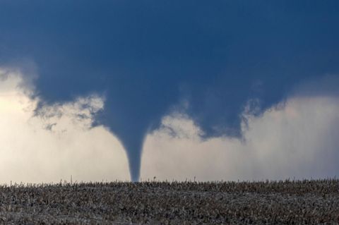 Dashcam-Aufnahmen: Tornado macht Industriehalle in Sekunden dem Erdboden gleich