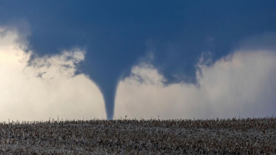 Dashcam-Aufnahmen: Tornado macht Industriehalle in Sekunden dem Erdboden gleich