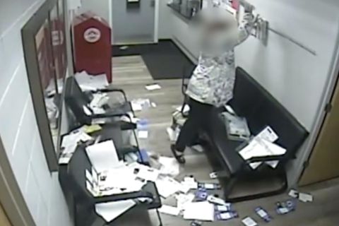 Illinois: Heftiger Wutausbruch: Frau verwüstet Polizeirevier und flieht