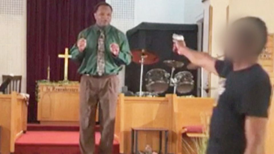 Mann zielt während Predigt auf US-Pastor – Waffe klemmt