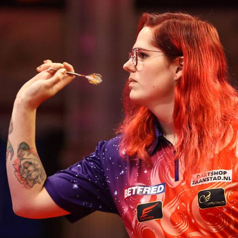 Noa-Lynn van Leuven bei einem Darts-Wettbewerb 2023