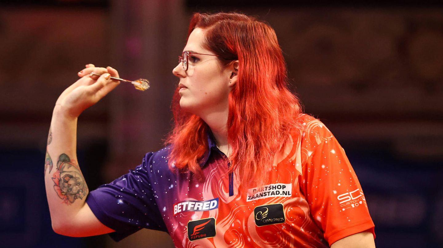 Noa-Lynn van Leuven bei einem Darts-Wettbewerb 2023